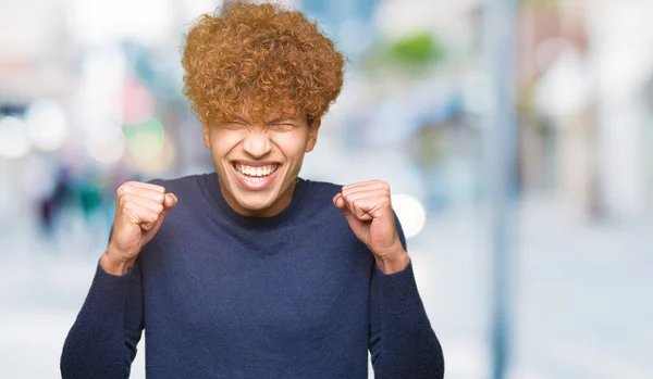 Ung Vacker Man Med Afro Hår Glada För Framgång Med — Stockfoto