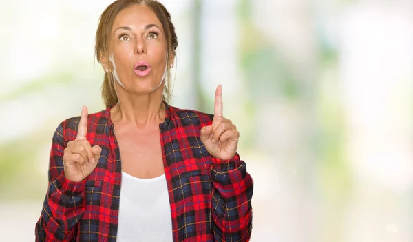 Erwachsene Frau Mittleren Alters Lässiger Jacke Über Isoliertem Hintergrund Erstaunt — Stockfoto