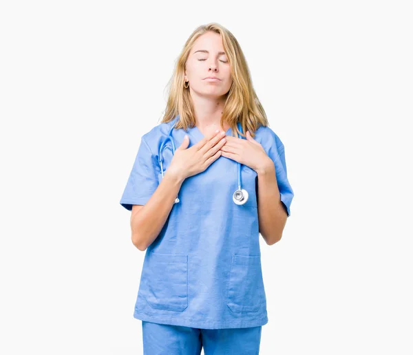 Vackra Unga Läkare Kvinna Bär Medicinsk Uniform Över Isolerade Bakgrund — Stockfoto