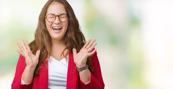 Piękne Rozmiar Młody Biznes Kobieta Noszenie Elegancki Płaszcz Okulary Białym — Zdjęcie stockowe