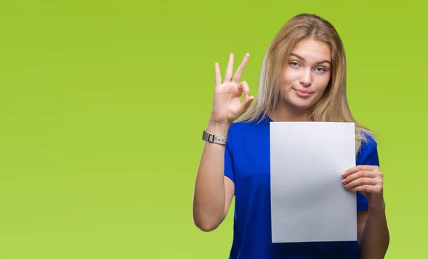 Joven Mujer Caucásica Sosteniendo Hoja Papel Blanco Sobre Fondo Aislado —  Fotos de Stock