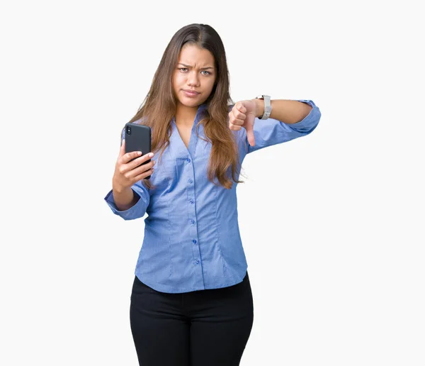 Jovem Mulher Negócios Bonita Morena Usando Smartphone Sobre Fundo Isolado — Fotografia de Stock
