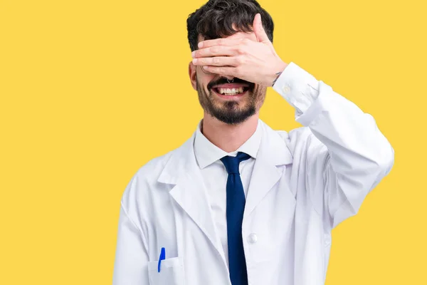 Jeune Scientifique Professionnel Homme Portant Manteau Blanc Sur Fond Isolé — Photo