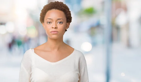 年轻的非洲裔美国妇女在孤立的背景与严重的表情在脸上 简单而自然地看着相机 — 图库照片