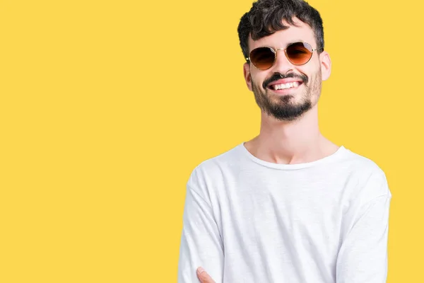 Ein Junger Gutaussehender Mann Mit Sonnenbrille Über Einem Einsamen Hintergrund — Stockfoto