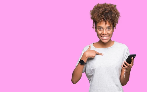 Jovem Afro Americana Usando Smartphone Sobre Fundo Isolado Com Rosto — Fotografia de Stock