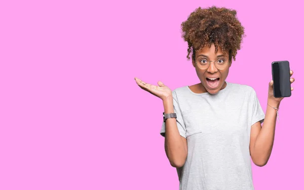 Young African American Woman Showing Smartphone Screen Isolated Background Very — Stock Photo, Image