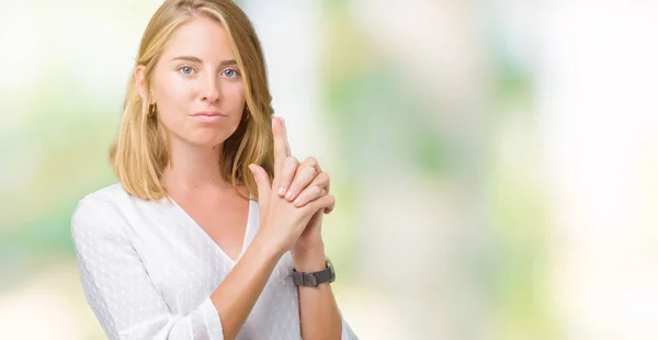 Hermosa Mujer Joven Elegante Sobre Fondo Aislado Sosteniendo Arma Simbólica — Foto de Stock