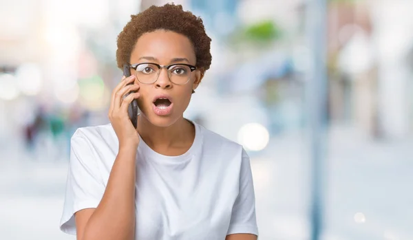 Joven Mujer Afroamericana Hablando Por Teléfono Sobre Fondo Aislado Asustada — Foto de Stock