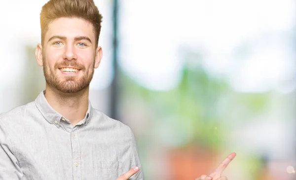 Joven Hombre Guapo Con Camisa Casual Sonriendo Mirando Cámara Apuntando —  Fotos de Stock