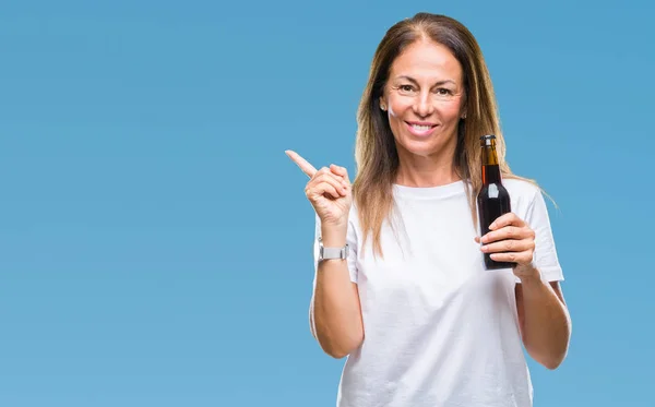 Mujer Hispana Mediana Edad Bebiendo Cerveza Sobre Fondo Aislado Muy —  Fotos de Stock