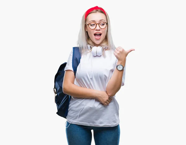 Joven Estudiante Rubia Con Gafas Mochila Sobre Fondo Aislado Sonriendo —  Fotos de Stock