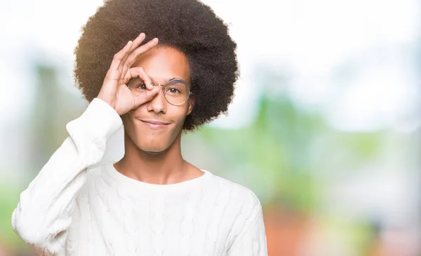 Afrikalı Amerikalı Genç Afro Saçlı Gözlüklü Gülümseyen Parmakları Ile Mutlu — Stok fotoğraf