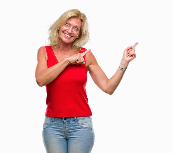 Mulher Loira Meia Idade Sobre Fundo Isolado Sorrindo Olhando Para — Fotografia de Stock