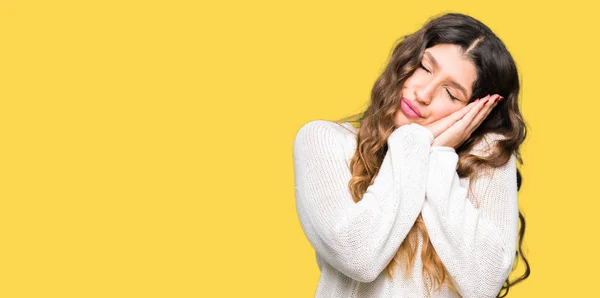 Joven Hermosa Mujer Vistiendo Suéter Blanco Durmiendo Cansado Soñando Posando — Foto de Stock