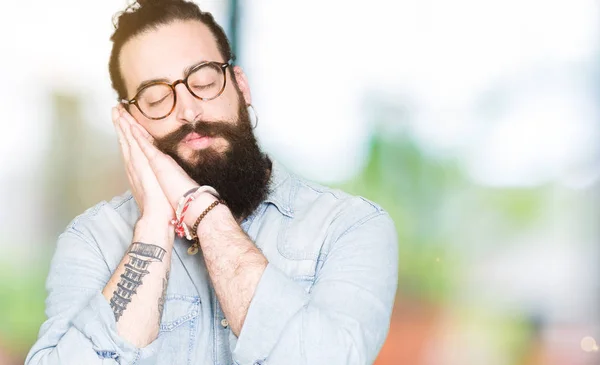 Hipster Νεαρό Άνδρα Μακριά Μαλλιά Και Γένια Φορώντας Γυαλιά Ύπνου — Φωτογραφία Αρχείου