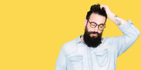 Jonge Hipster Man Met Lange Haren Baard Dragen Van Een — Stockfoto