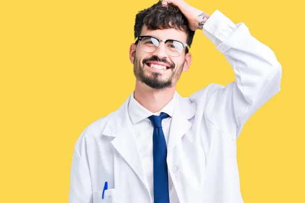 Joven Científico Profesional Que Usa Abrigo Blanco Sobre Fondo Aislado — Foto de Stock