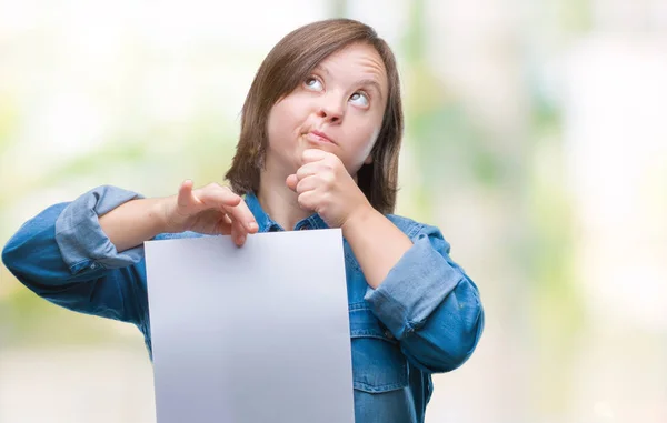 Mulher Adulta Jovem Com Síndrome Segurando Folha Papel Branco Sobre — Fotografia de Stock