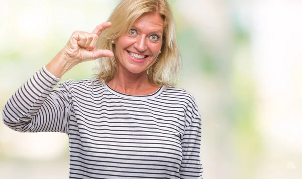 Mujer Rubia Mediana Edad Sobre Fondo Aislado Sonriente Seguro Gesto — Foto de Stock