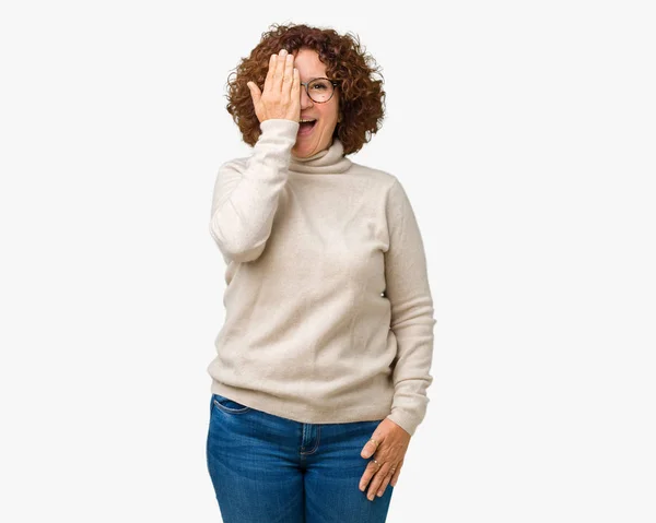 Schöne Seniorin Mittleren Alters Mit Rollkragenpullover Und Brille Über Isoliertem — Stockfoto