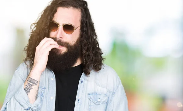 Hipster Młody Człowiek Długie Włosy Brodę Sobie Okulary Patrząc Zestresowany — Zdjęcie stockowe