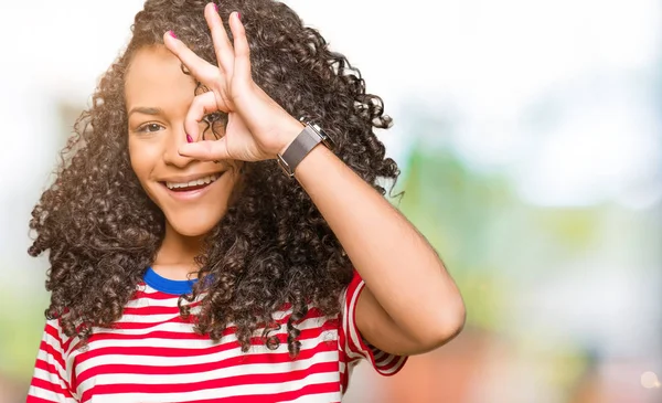 Jeune Belle Femme Aux Cheveux Bouclés Portant Des Rayures Shirt — Photo