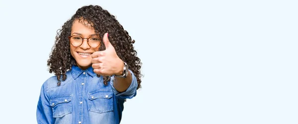 Joven Hermosa Mujer Con Pelo Rizado Con Gafas Haciendo Gesto — Foto de Stock