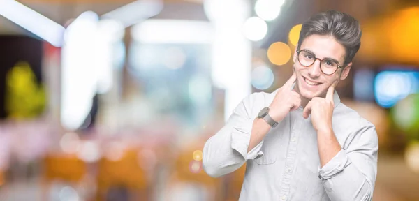 Ung Vacker Man Glasögon Över Isolerade Bakgrund Leende Med Öppen — Stockfoto