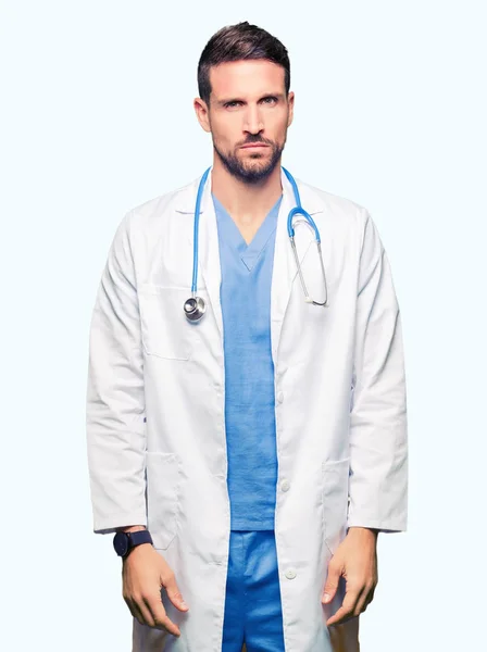 英俊的医生穿医疗制服在孤立的背景怀疑和紧张 皱眉不安的问题 消极的人 — 图库照片