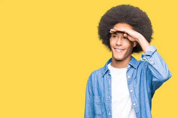 Mladý Američan Afričana Muž Afro Vlasy Velmi Šťastný Usmívající Hledá — Stock fotografie