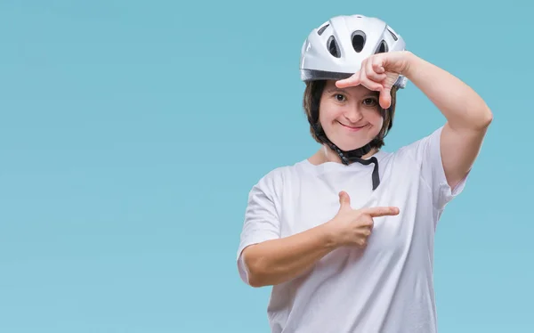 笑顔の幸せそうな顔で指と手作りフレーム分離の背景に安全ヘルメット身に着けているダウン症候群の女性は若い大人のサイクリスト 創造性と写真のコンセプト — ストック写真