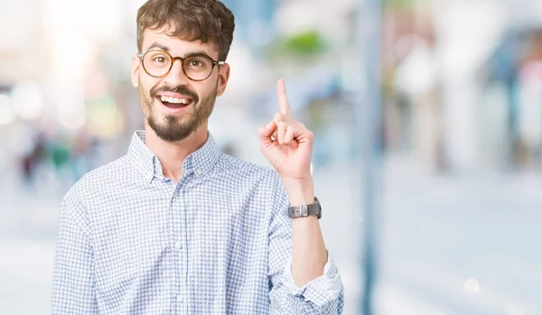 Ung Vacker Man Bär Glasögon Över Isolerade Bakgrund Pekande Finger — Stockfoto