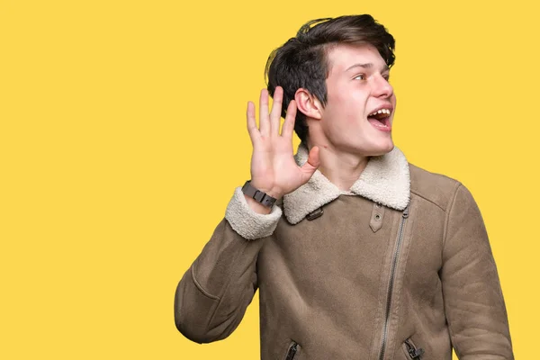 Joven Hombre Guapo Con Abrigo Invierno Sobre Fondo Aislado Sonriendo —  Fotos de Stock