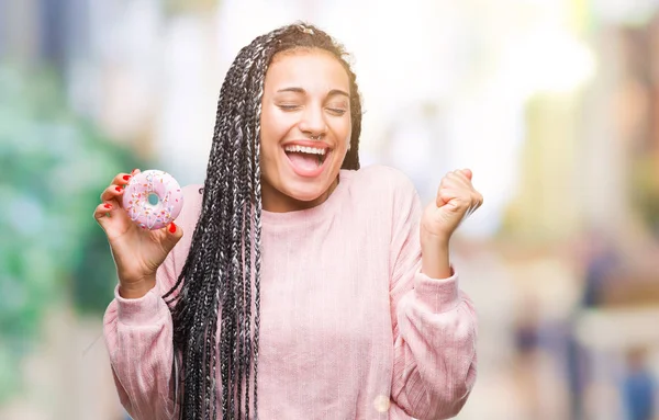 Unga Afroamerikanska Flicka Äter Rosa Donut Över Isolerade Bakgrund Skrek — Stockfoto