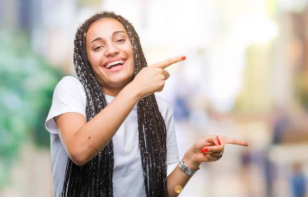 Young Gevlochten Hair Afrikaans Amerikaans Meisje Geïsoleerde Achtergrond Glimlachen Kijken — Stockfoto