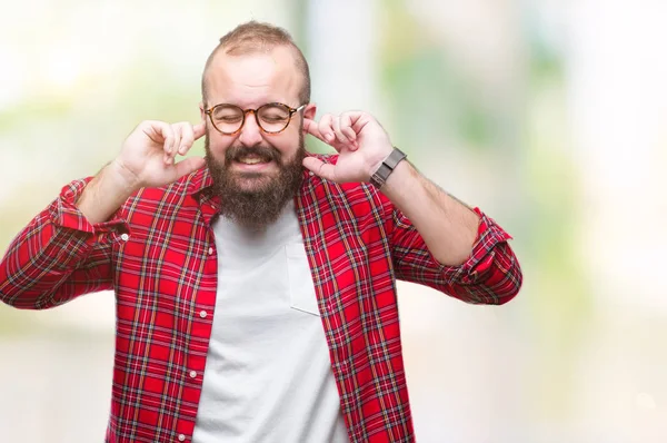 眼鏡をかけて大声で音楽の音の腹が立つ式の指を使って耳をカバー分離の背景に若い白人ヒップ男 聴覚障害者の概念 — ストック写真