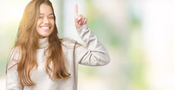 Ung Vacker Brunett Kvinna Klädd Polokrage Tröja Över Isolerade Bakgrund — Stockfoto