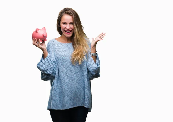 Jonge Mooie Blonde Vrouw Houdt Piggy Bank Geïsoleerde Achtergrond Erg — Stockfoto