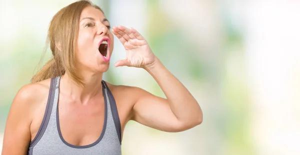 Beautiful Middle Age Woman Wearing Sport Clothes Isolated Background Shouting — Stock Photo, Image