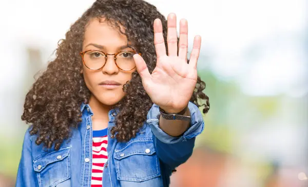 Junge Schöne Frau Mit Lockigem Haar Und Brille Die Aufhört — Stockfoto