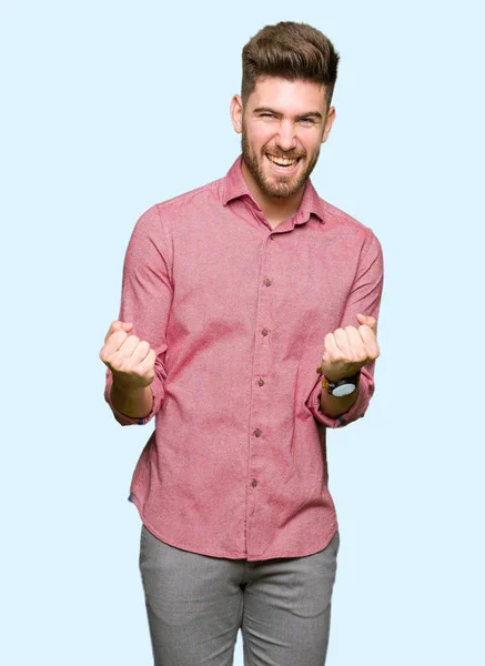 Joven Hombre Casual Negocios Guapo Muy Feliz Emocionado Haciendo Gesto —  Fotos de Stock