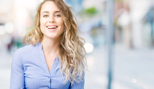 Schöne Junge Blonde Geschäftsfrau Über Isoliertem Hintergrund Lächelnd Mit Den — Stockfoto