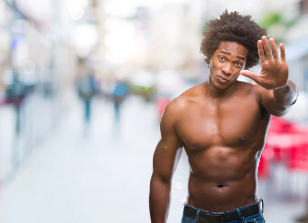 Afro Americano Uomo Senza Maglietta Mostrando Corpo Nudo Sfondo Isolato — Foto Stock