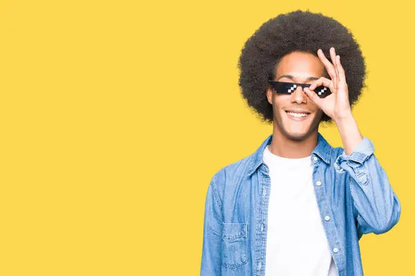 Unga Afroamerikanska Man Med Afro Hår Glasögon Thug Life Gör — Stockfoto