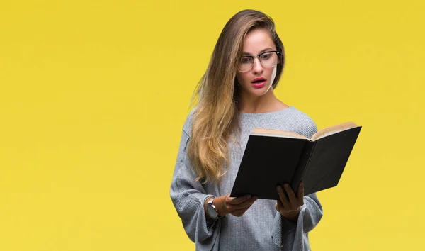 Молода Красива Блондинка Читає Книгу Над Ізольованим Тлом Боїться Шокувати — стокове фото