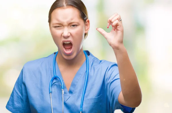 Joven Doctora Caucásica Vistiendo Uniforme Médico Sobre Fondo Aislado Enojado — Foto de Stock