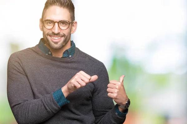 Giovane Bell Uomo Che Indossa Occhiali Sfondo Isolato Indicando Alla — Foto Stock