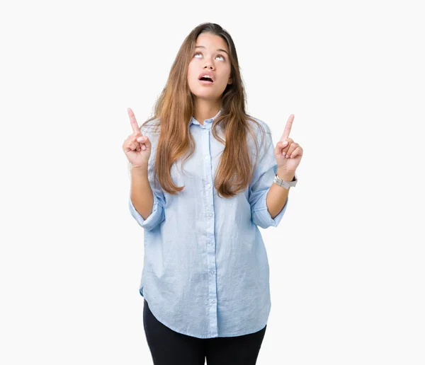 Junge Schöne Brünette Geschäftsfrau Über Isolierten Hintergrund Erstaunt Und Überrascht — Stockfoto