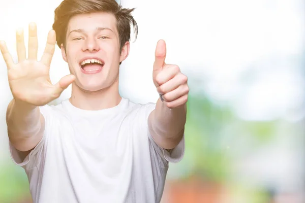 Jovem Bonito Homem Vestindo Casual Branco Shirt Sobre Isolado Fundo — Fotografia de Stock